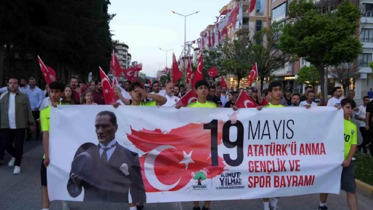 Gaziantep’te 19 Mayıs “Bayraklı Gençlik Yürüyüşü” ile kutlandı