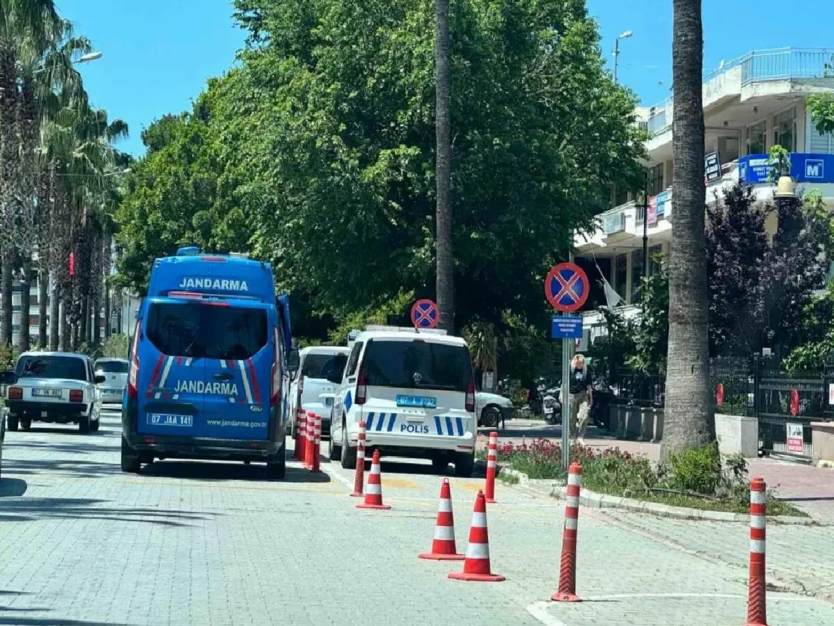 Gazipaşa’da Düzmece Kimlikli Şoför ve Sistemsiz Göçmenler Yakalandı