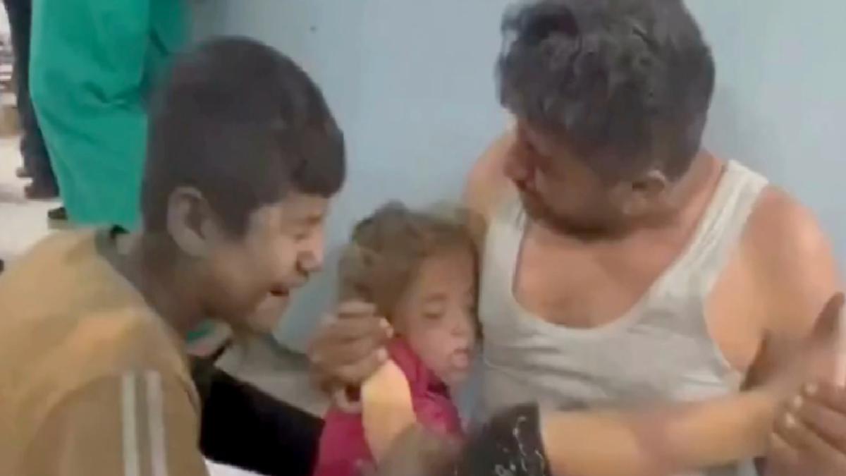 Gazze’de acılı baba atakta kaybettiği kızını son kere öptü