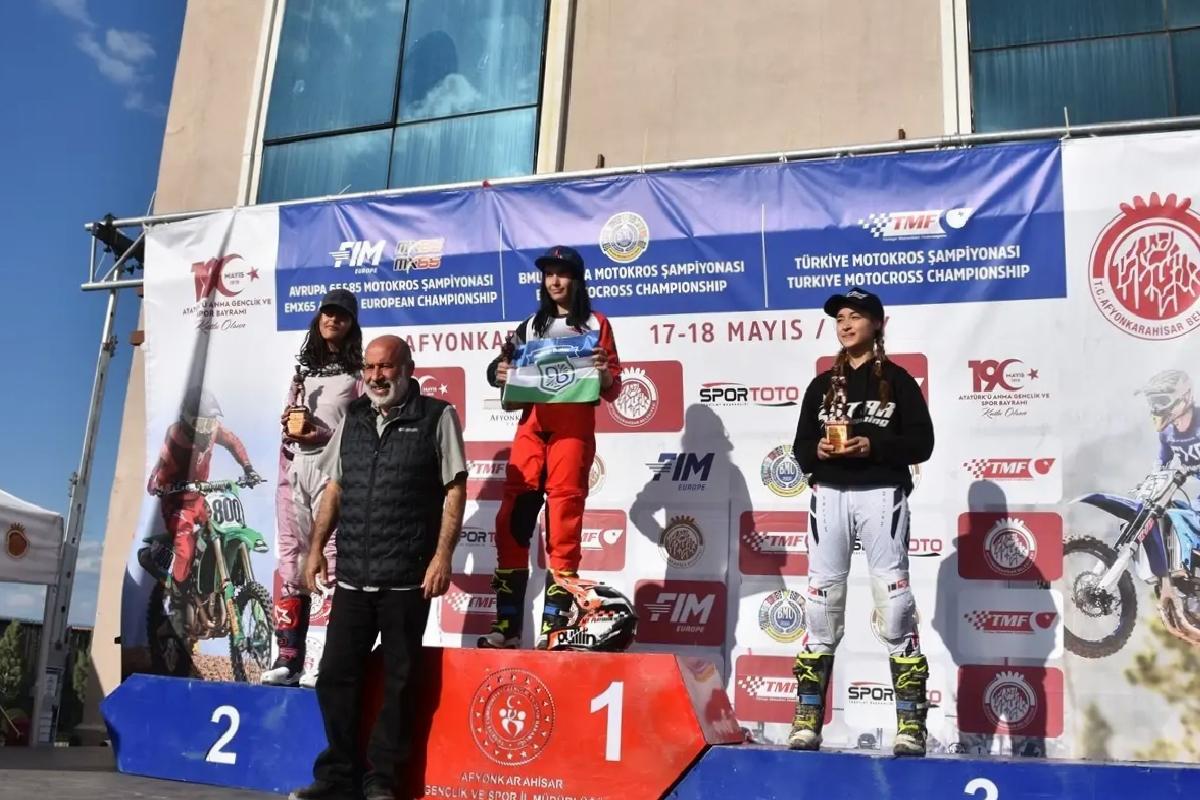 Genç Kızlar Motokros Hayallerini Peşinde