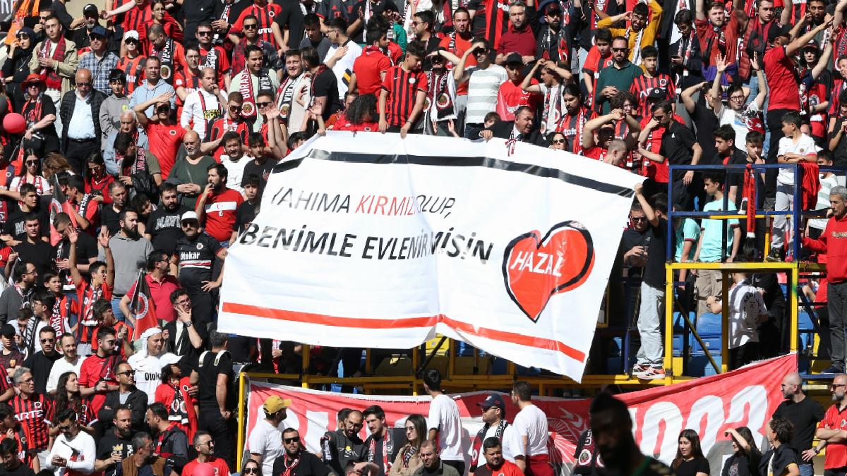 Gençlerbirliği tribününde evlilik teklifi