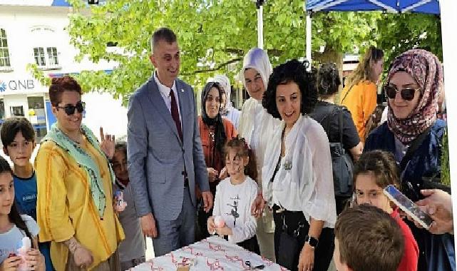 Gölcüklü Çocuklar elleriyle Annelerine Armağan Yaptı
