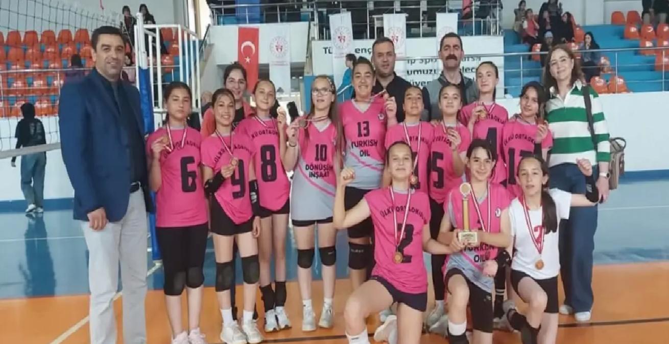Gümüşhacıköy’de Ortaokullar ortası voleybol turnuvası sona erdi