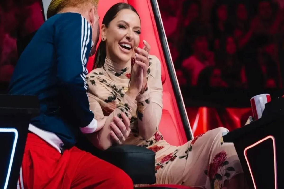 Hadise’nin tercihi desenli küçük elbise oldu