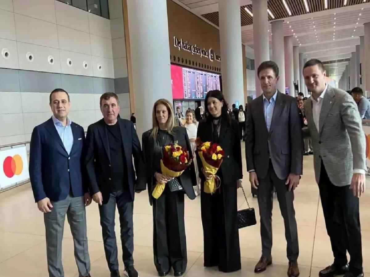 Hagi ve Popescu İstanbul’da Çiçeklerle Karşılandı