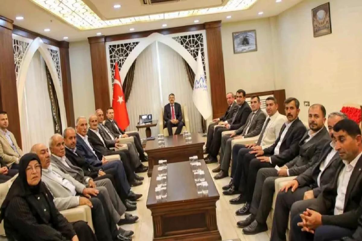 Hakkari Valisi Ali Çelik, Şemdinli Muhtarlarıyla Toplantı Düzenledi