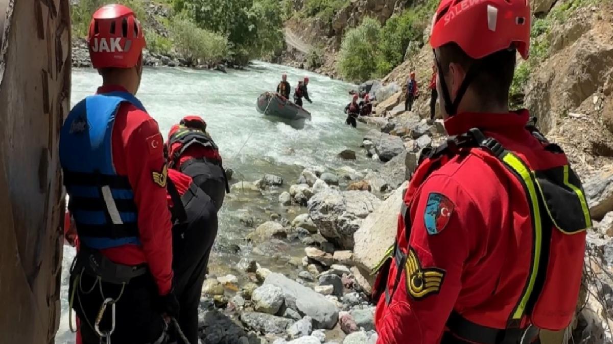 Hakkari’de dereye düşen genci arama çalışmaları 9 gündür sürüyor