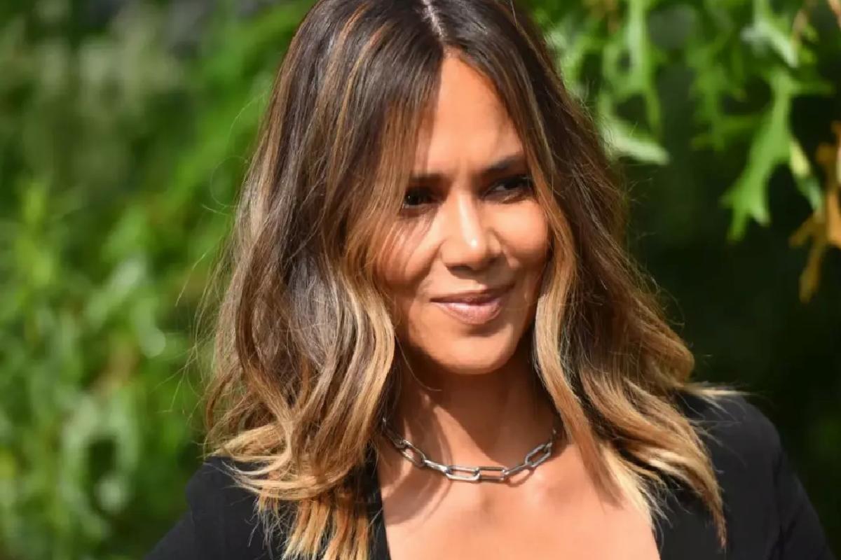 Halle Berry iç çamaşırı giymeden kırmızı halıya çıktı
