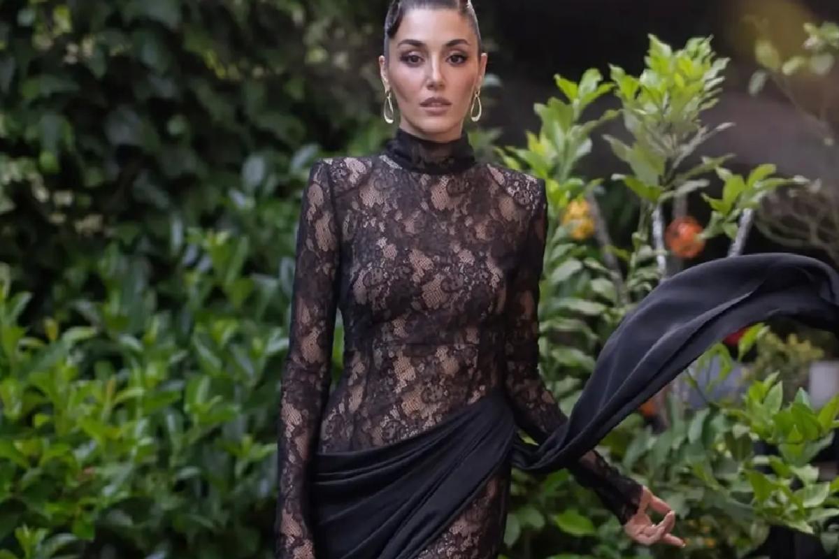 Hande Erçel derin yırtmaçlı gözü pek elbisesiyle geceye damga vurdu