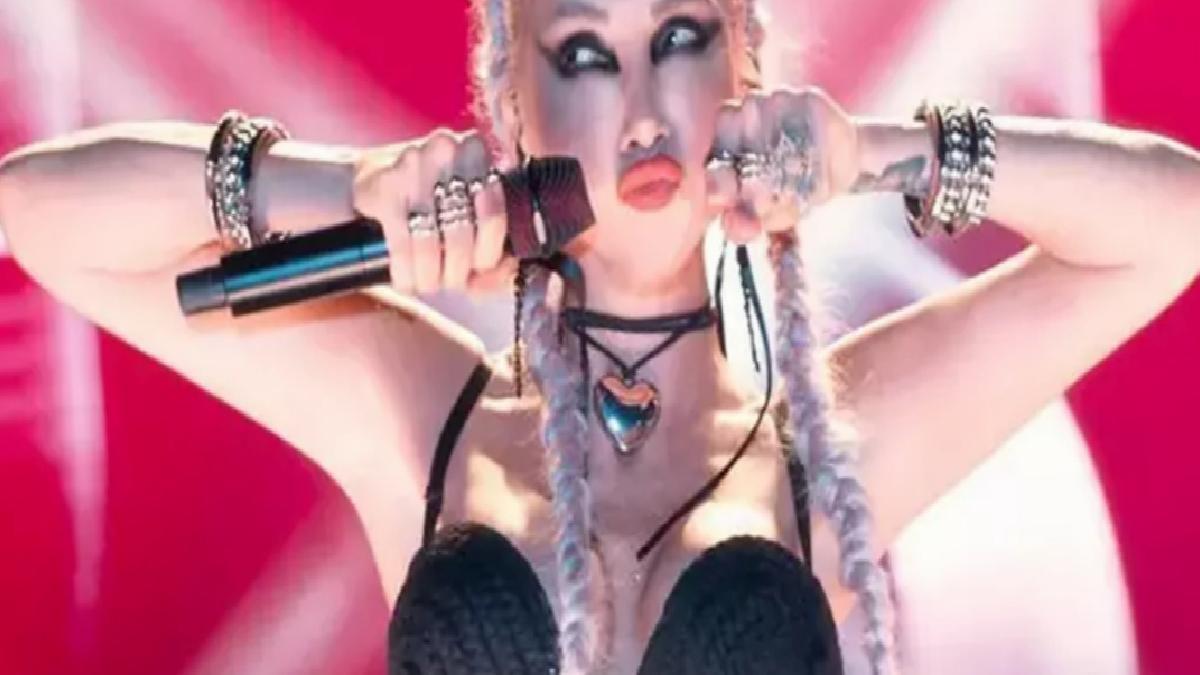 Hande Yener’den ‘zıplamayan Tayyipçi’ sloganına takviye