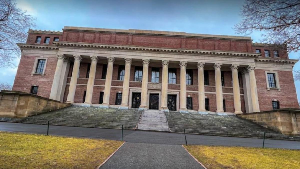 Harvard Rektörü Garber: Vergi muafiyetinin kaldırılması ‘yasa dışı’ olur