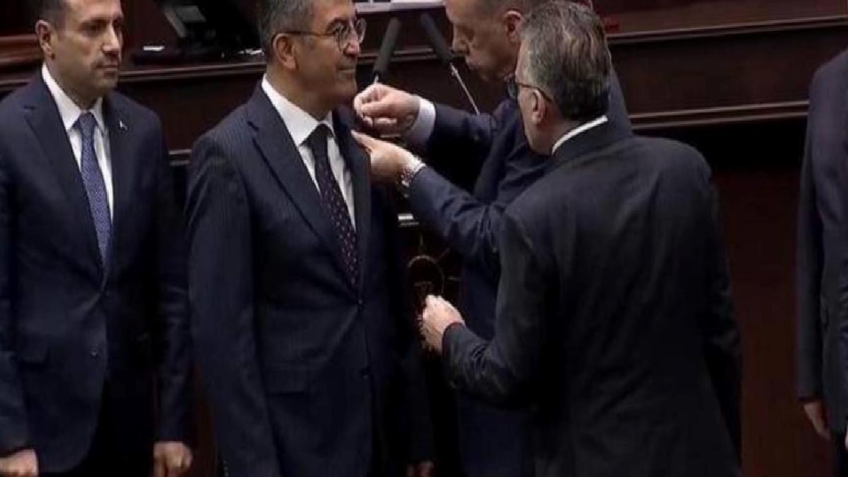 Hasan Ekici, AK Parti’ye katıldı: Rozetini Cumhurbaşkanı Erdoğan taktı