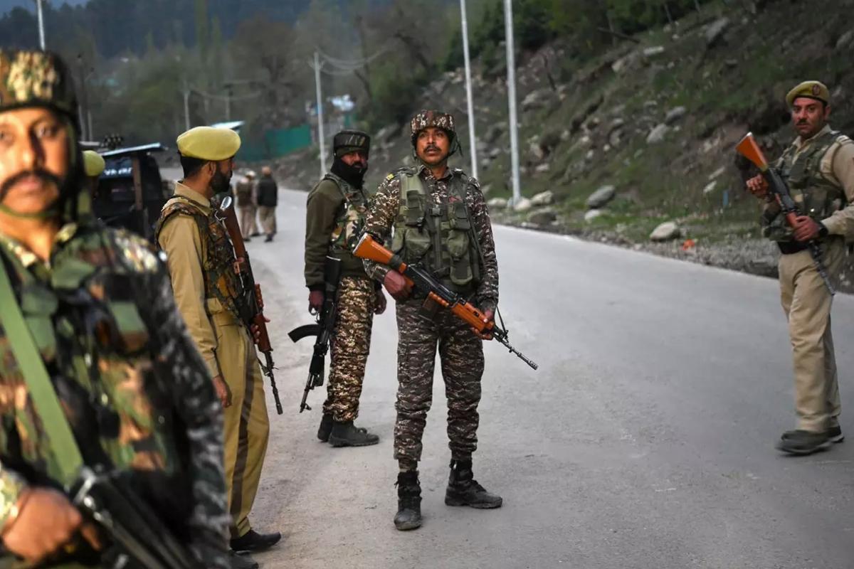 Hindistan’ı sorumlu tuttular! Pakistan’da askeri araca bombalı hücum: 7 meyyit