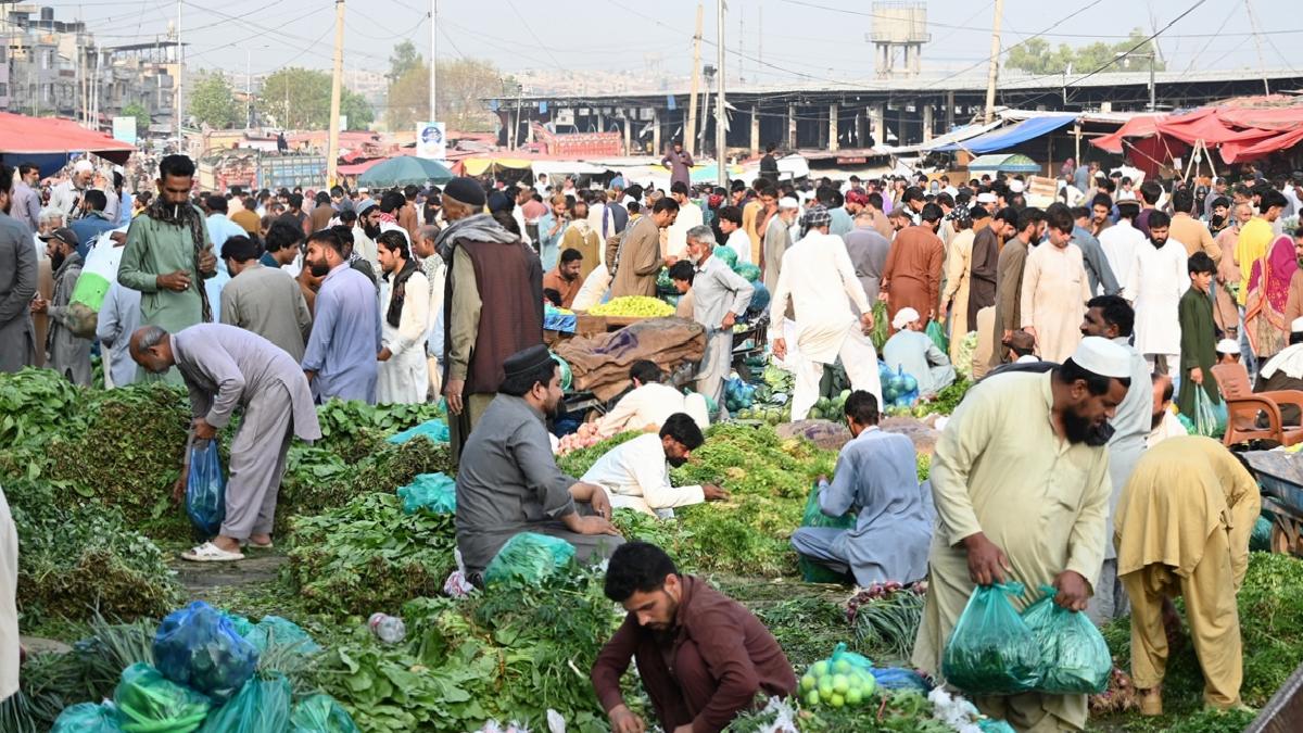 Hindistan’ın saldırısı sonrası Pakistan’da halk temel muhtaçlık materyalleri stokluyor