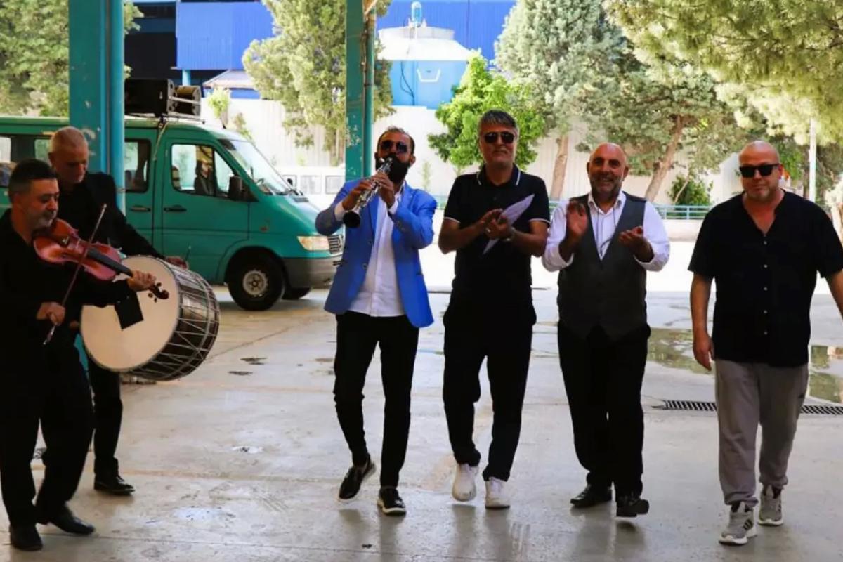Hukuk uğraşını kazandılar, kararı davul zurnayla teslim ettiler