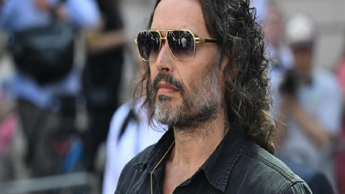 İngiliz oyuncu Russell Brand cinsel akın suçlamasıyla hakim karşısında