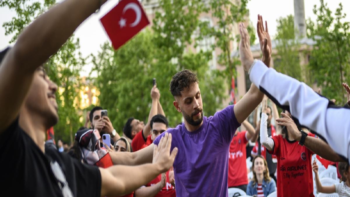 İran futbol ekibi Traktör taraftarları, şampiyonluğu İstanbul’da kutladı