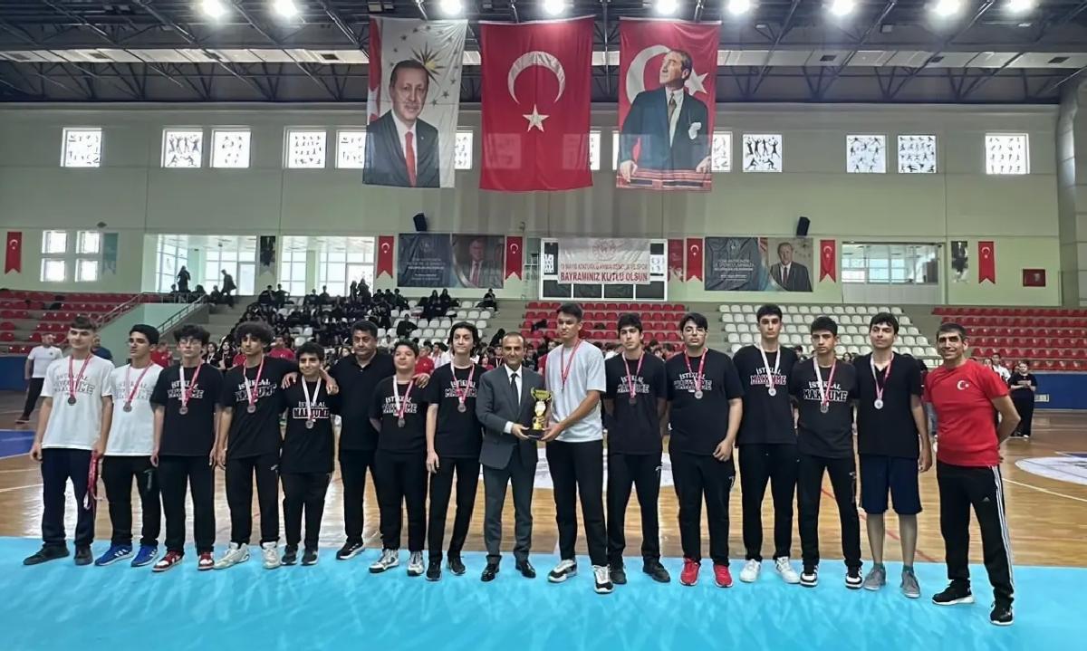 İskenderun’da Atletlere Mükafatlar Verildi