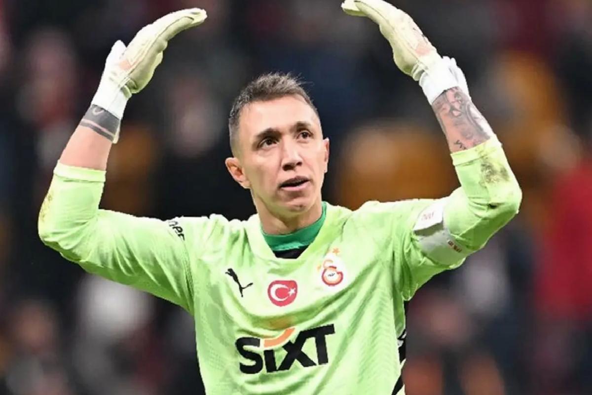 İsmi Galatasaray’la anılan kaleciden sürpriz hareket! Muslera’yı takip etti