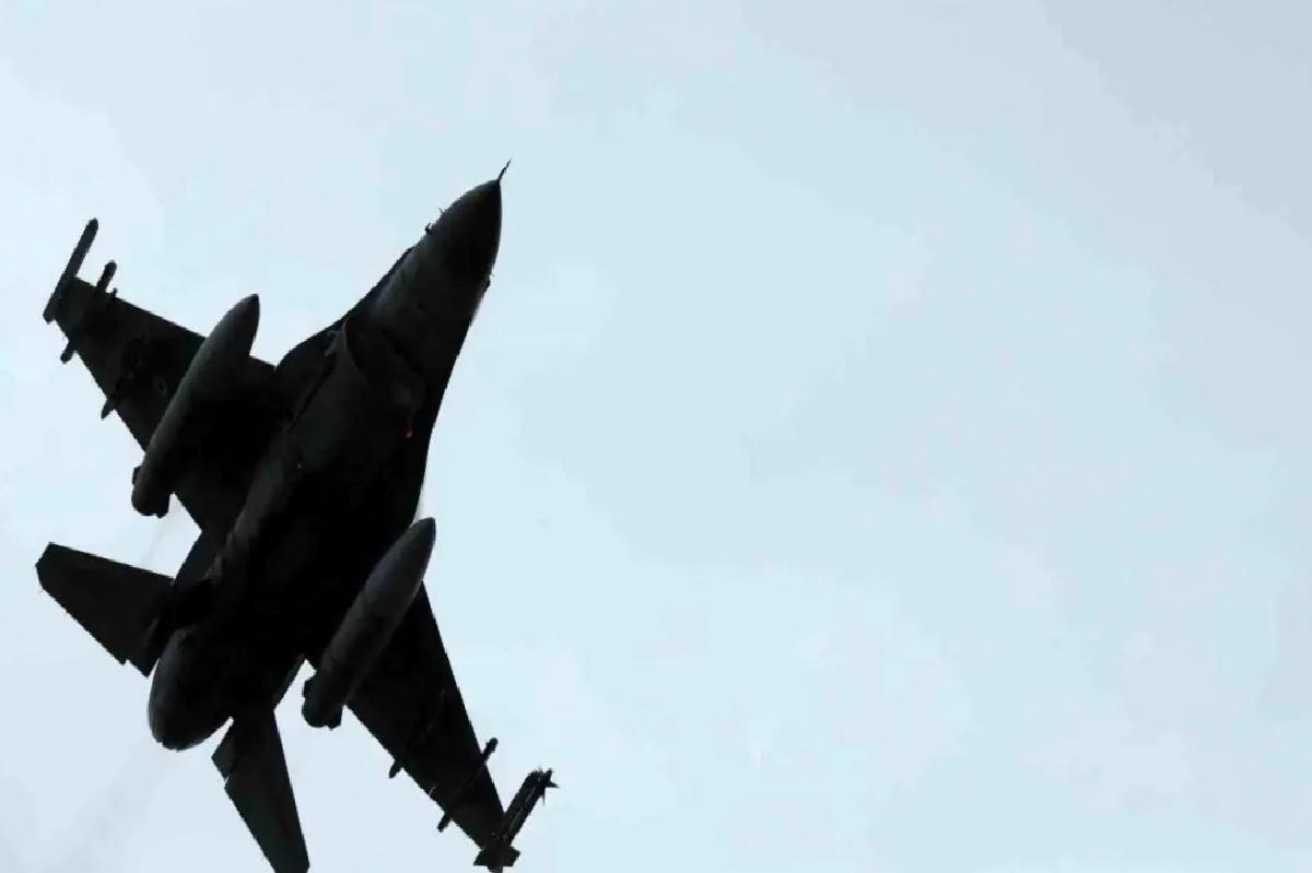 İsrail F-16’sı Bombayı Açık Alana Düşürdü