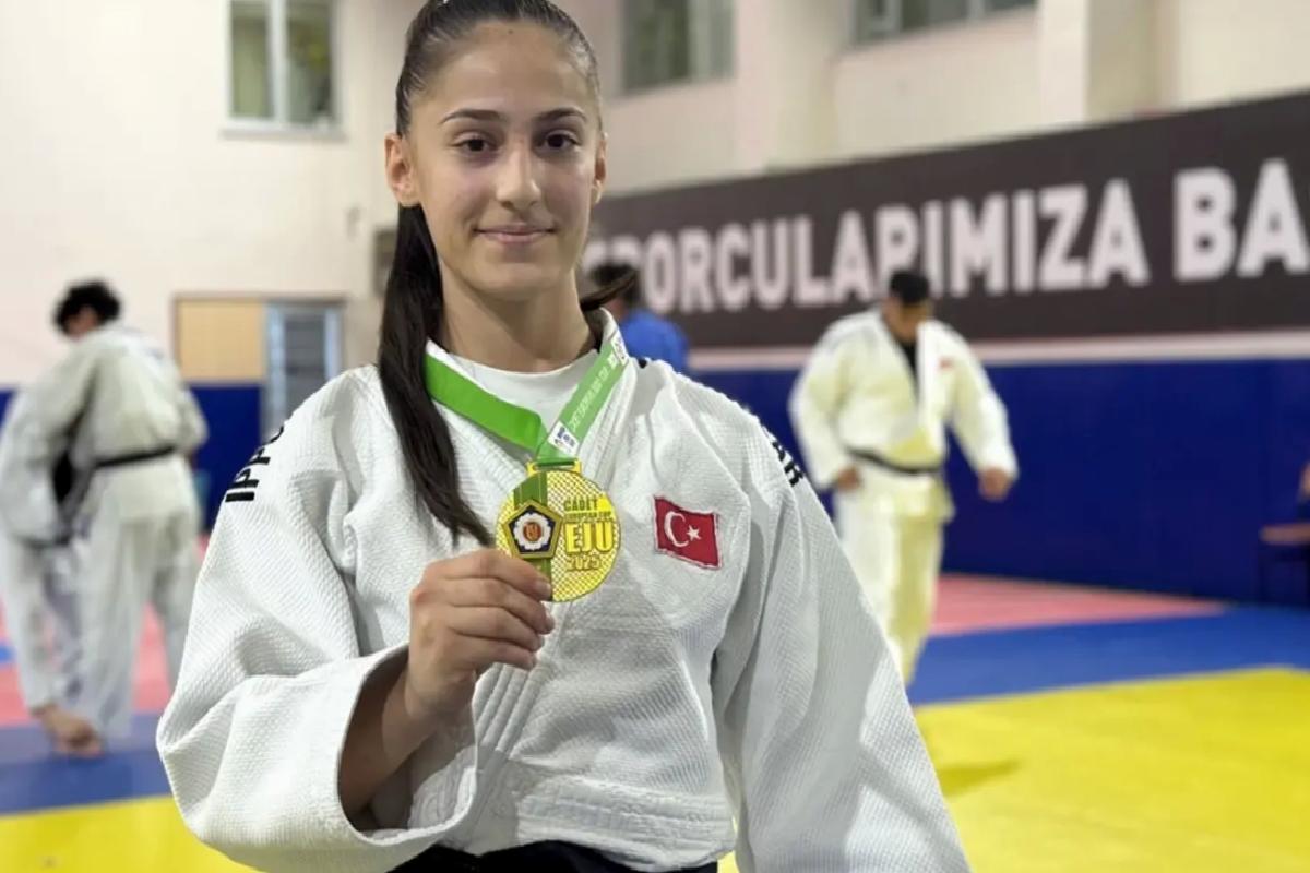 İsrailli rakibini yenen Fatma Zehra, madalyasını Filistin’e adadı