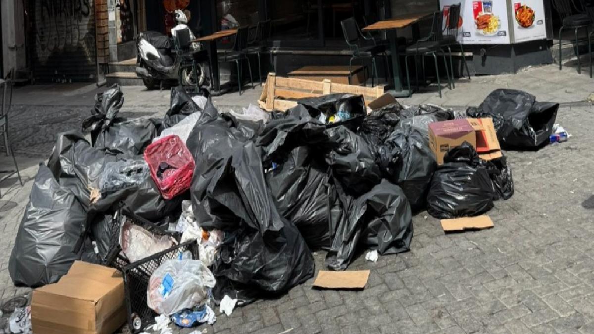 İstanbul Beşiktaş’ta caddelerde çöp dağları