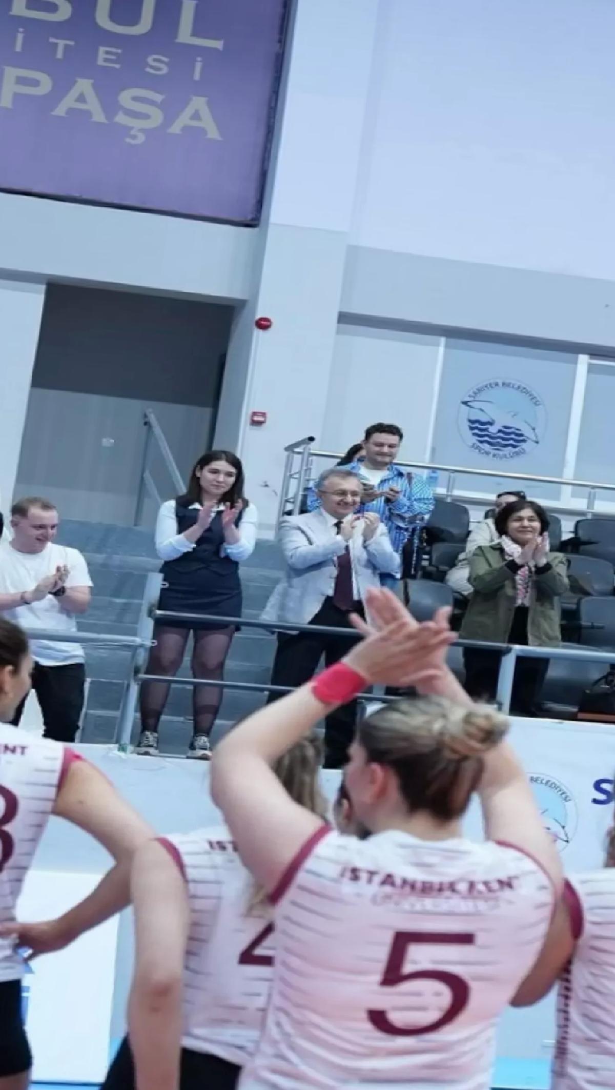 İstanbul Kent Üniversitesi Voleybol Ekibi Şampiyon