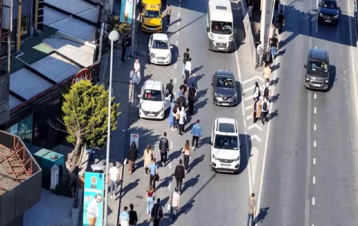 İstanbul’da Özel Halk Otobüsleri Grevi, Metrobüs Duraklarında Yoğunluk Yarattı