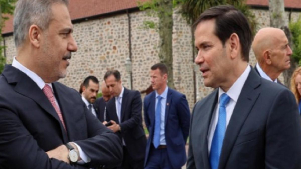 İstanbul’daki barış toplantısından dikkat çeken kare