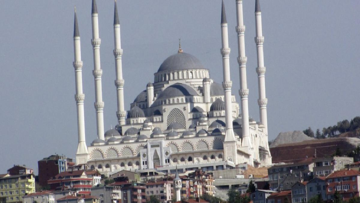 İstanbul’un silüetinde yer edinen Büyük Çamlıca Cami 6 yaşında