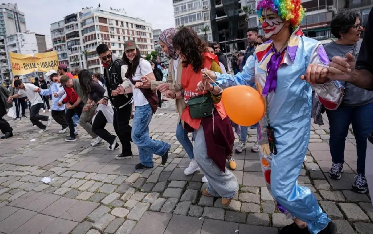 İzmir ve etraf vilayetlerde 1 Mayıs Emek ve Dayanışma Günü kutlandı