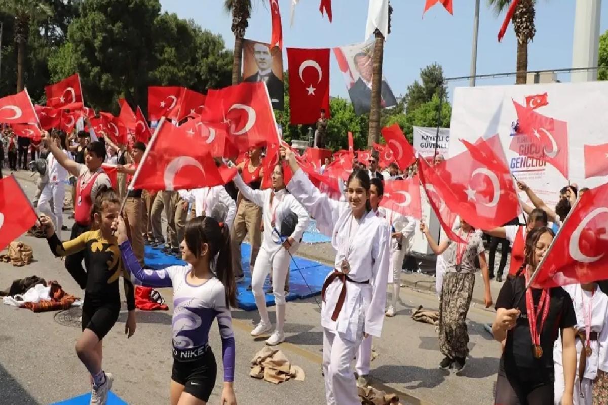 İzmir ve etraf vilayetlerde 19 Mayıs Atatürk’ü Anma, Gençlik ve Spor Bayramı kutlandı