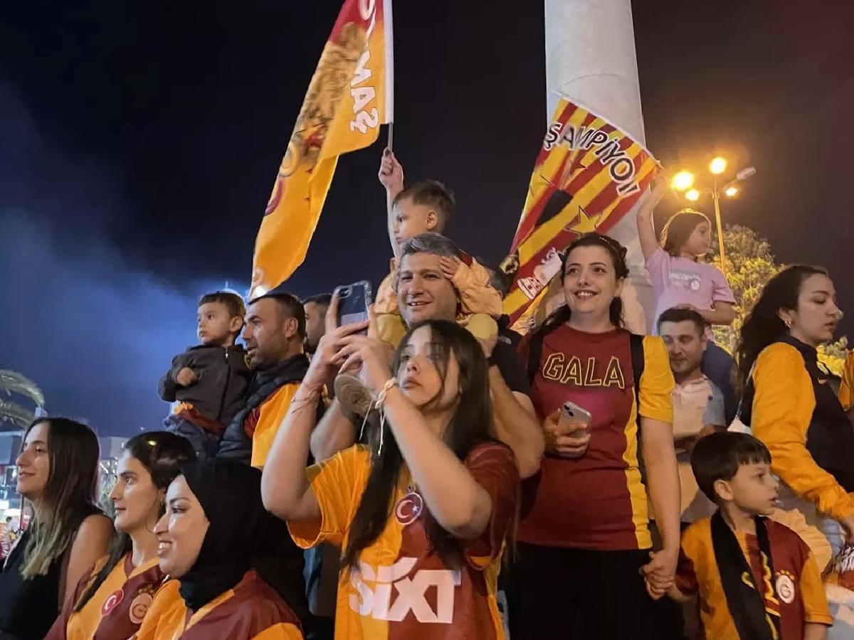 İzmir ve etraf vilayetlerde Galatasaray’ın şampiyonluğu kutlanıyor