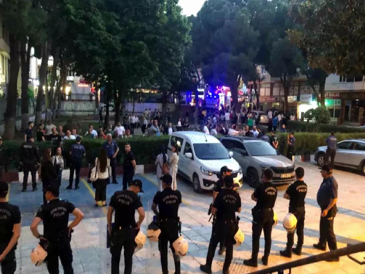 İzmir’de Cumhurbaşkanı’na hakaret içerikli duvar yazısı yazan 4 kuşkulu tutuklandı