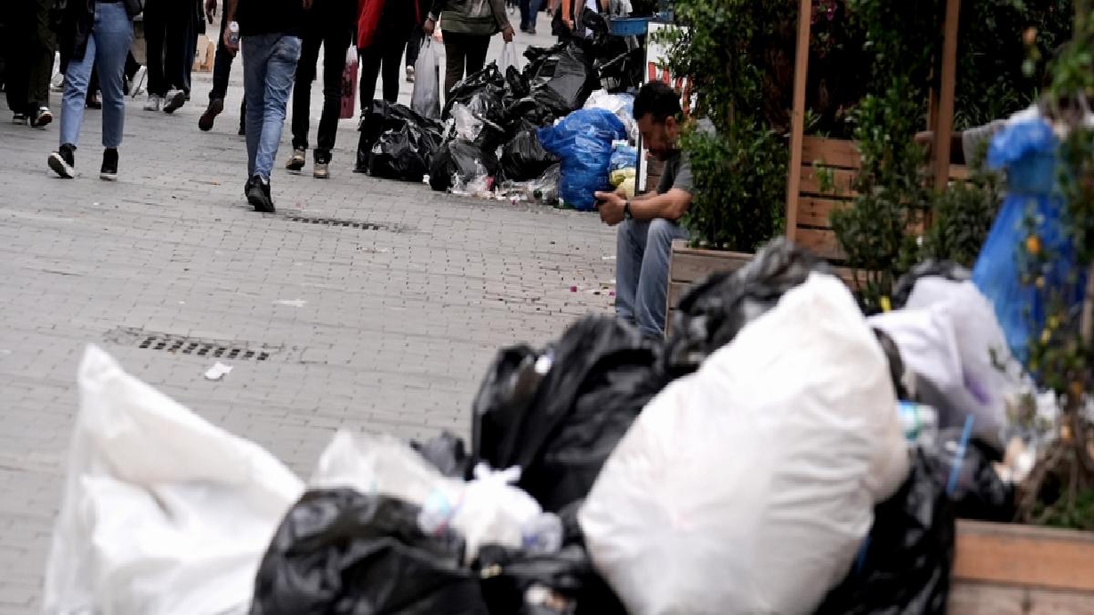 İzmir’de sokaklarda çöp dağları oluştu