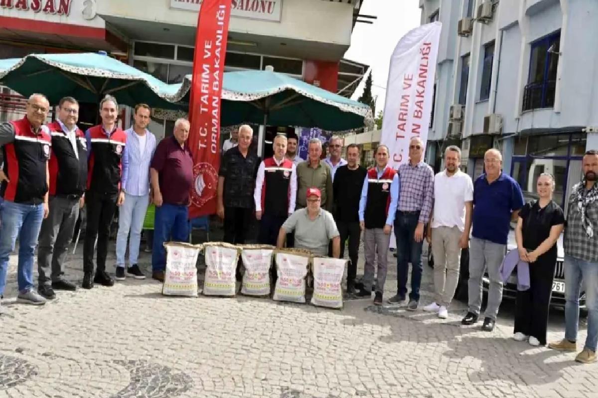 İzmir’de Yerli Ayçiçeği Tohumları Dağıtıldı