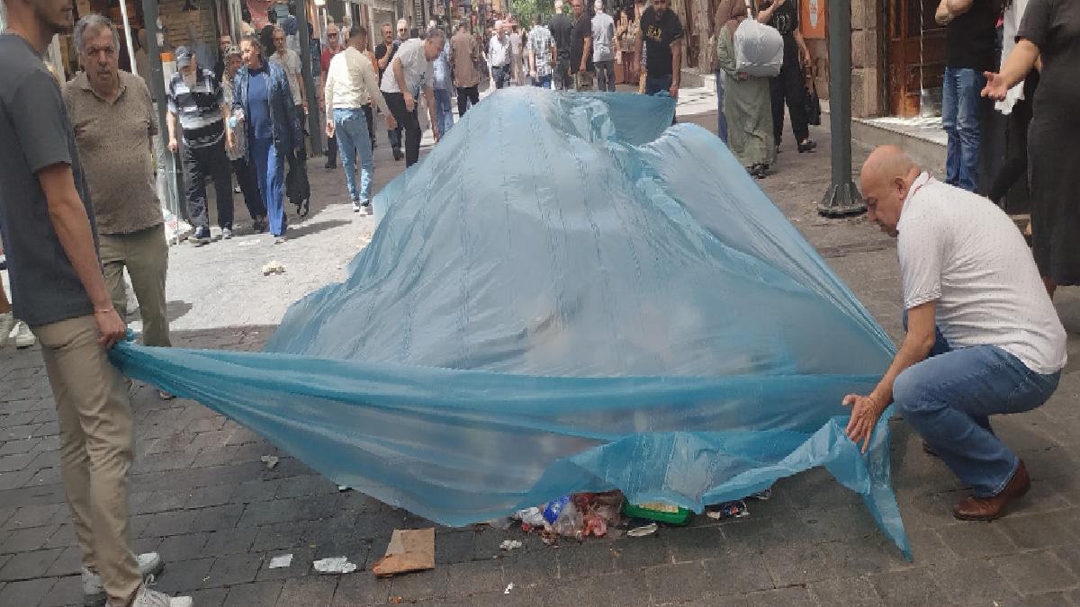 İzmir’in göbeğinde çöpten utanç görüntüsü: Esnaf tahlili üzerini kapatmakta buldu