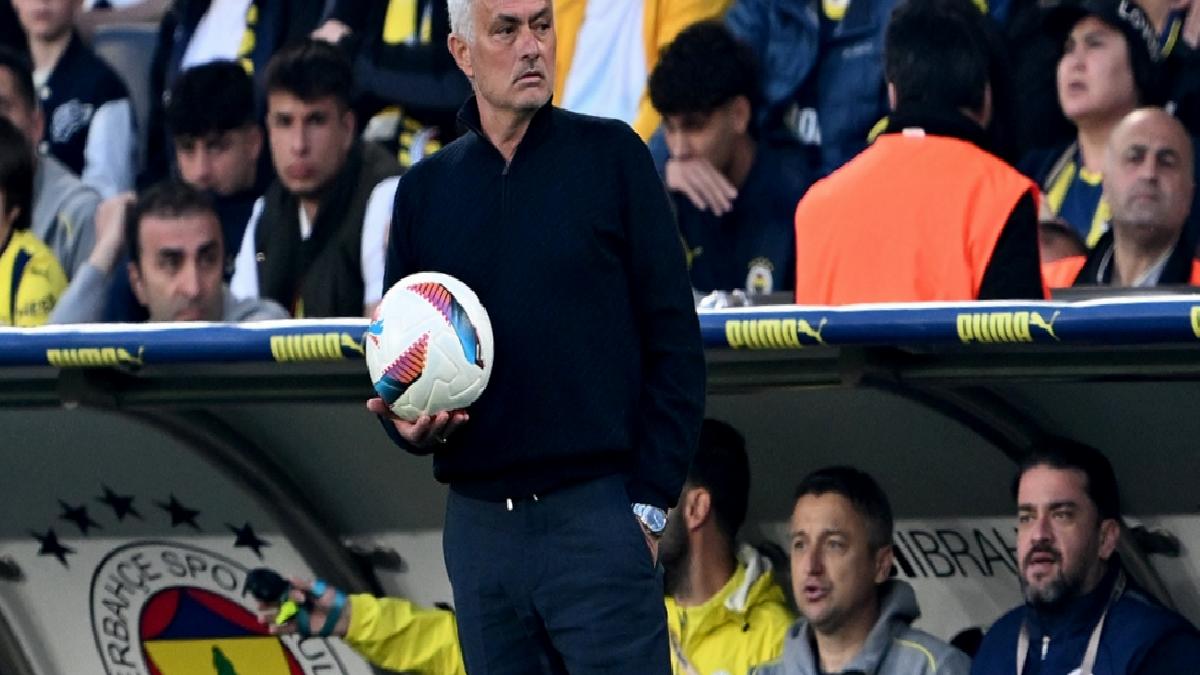 Jose Mourinho, Fenerbahçe’de 5. derbisini de galip bitiremedi