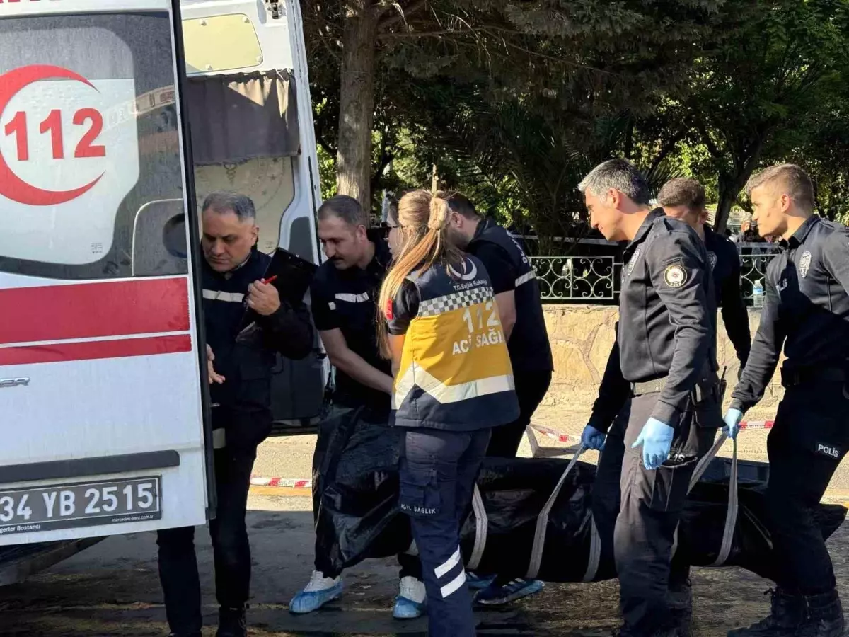 Kağıthane’de Minibüs Yayalara Daldı: 1 Meyyit, 4 Yaralı