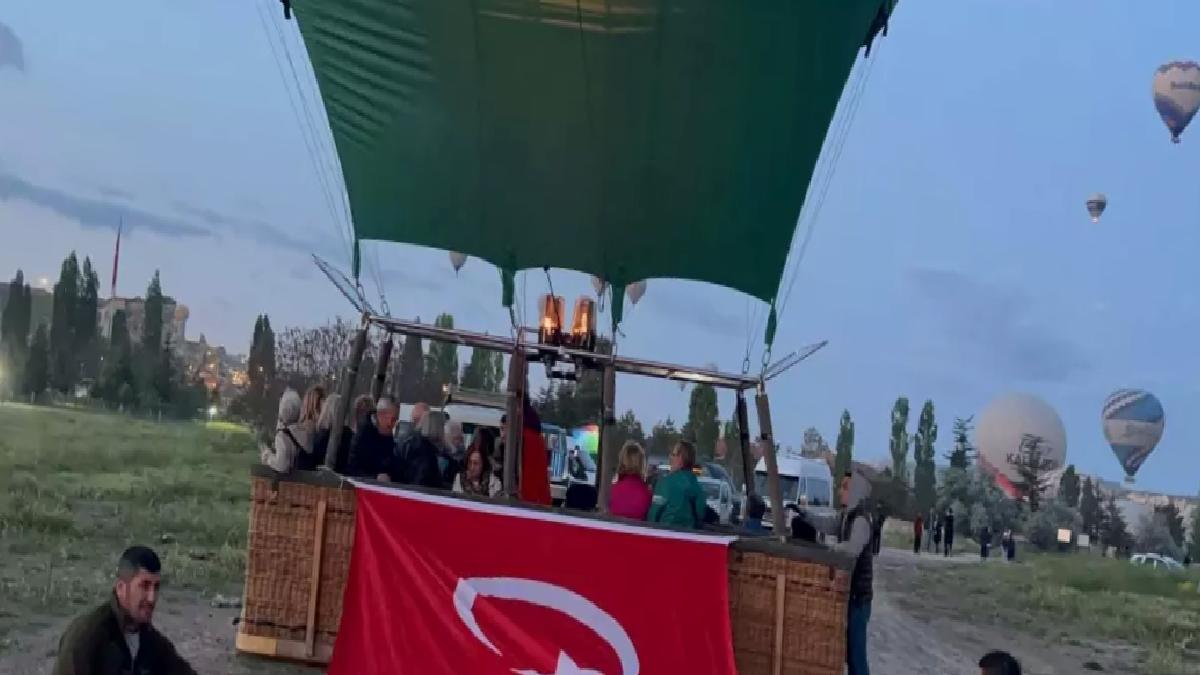Kapadokya’da Sıcak Hava Balonları Türk Bayrakları ve Atatürk Posterleri ile Havalandı
