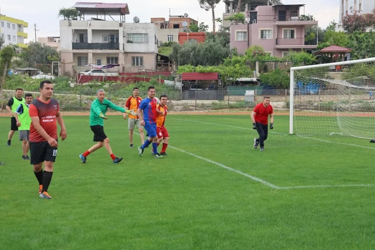 Karaisalı’da Protokol Üyeleri Futbol Maçı Yaptı