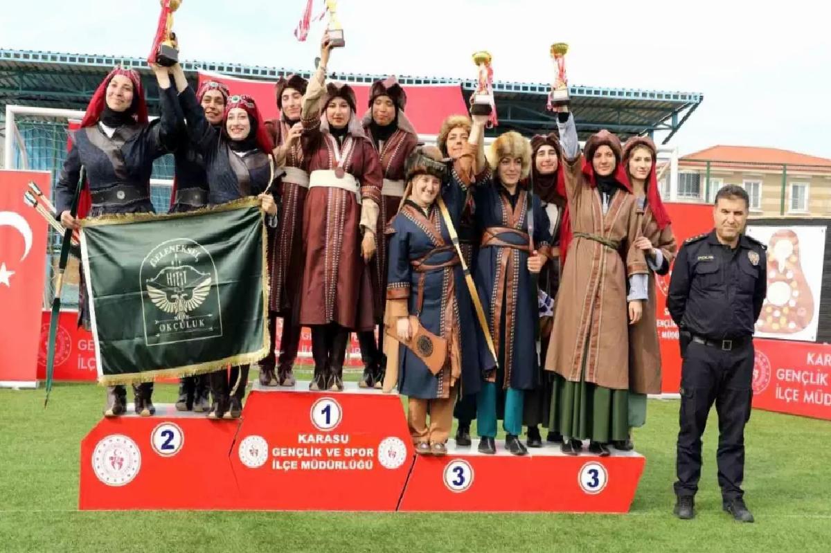 Karasu’da Klasik Türk Okçuluğu Şampiyonası Düzenlendi
