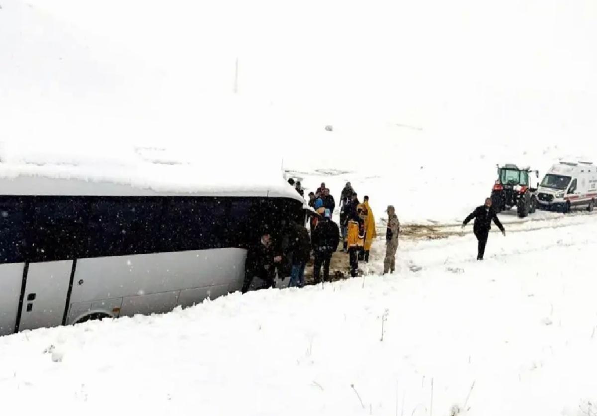 Karla Sıkışan Otobüs Kurtarıldı