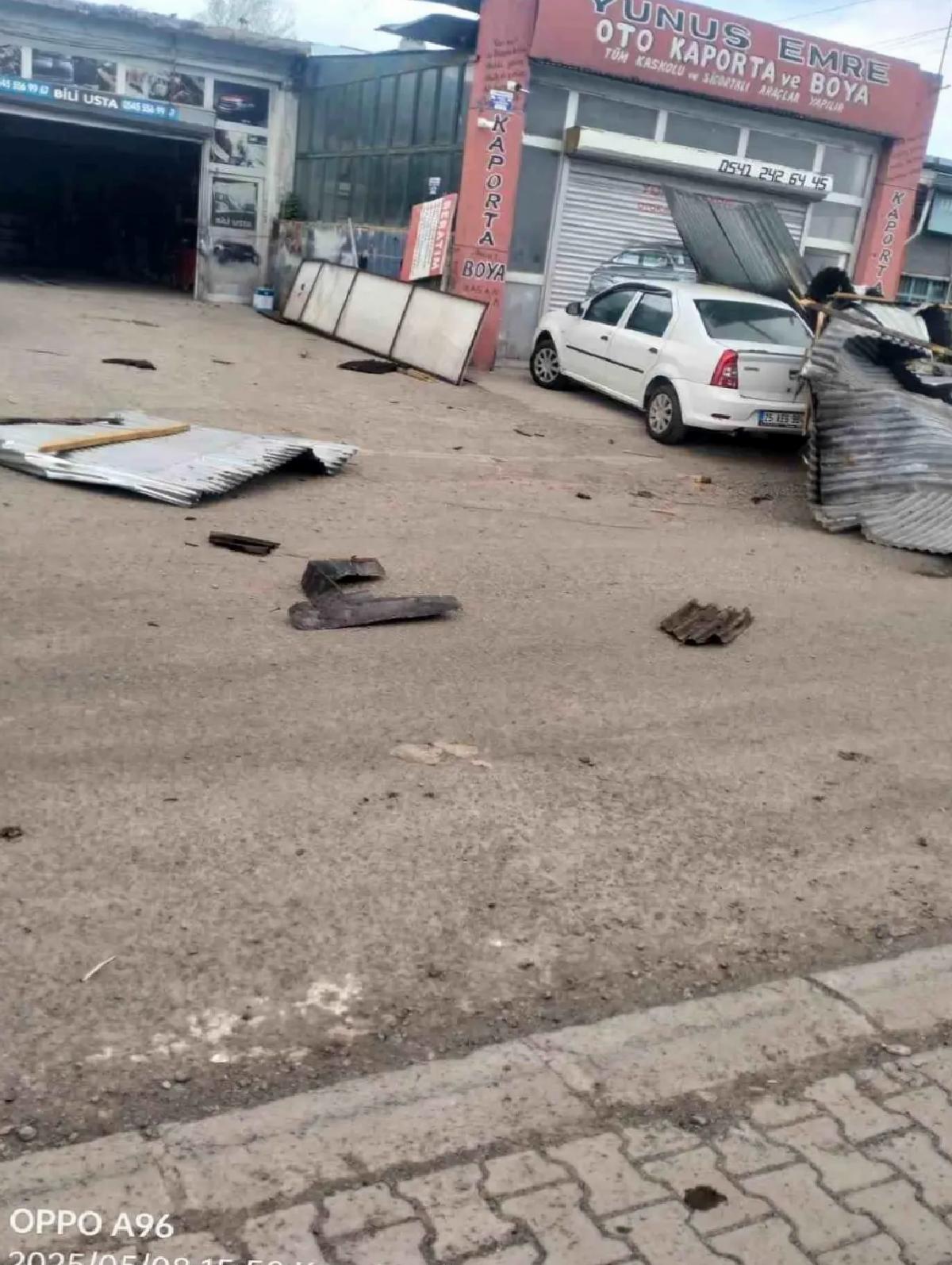 Kars’ta Şiddetli Rüzgar Çatıları Uçurdu