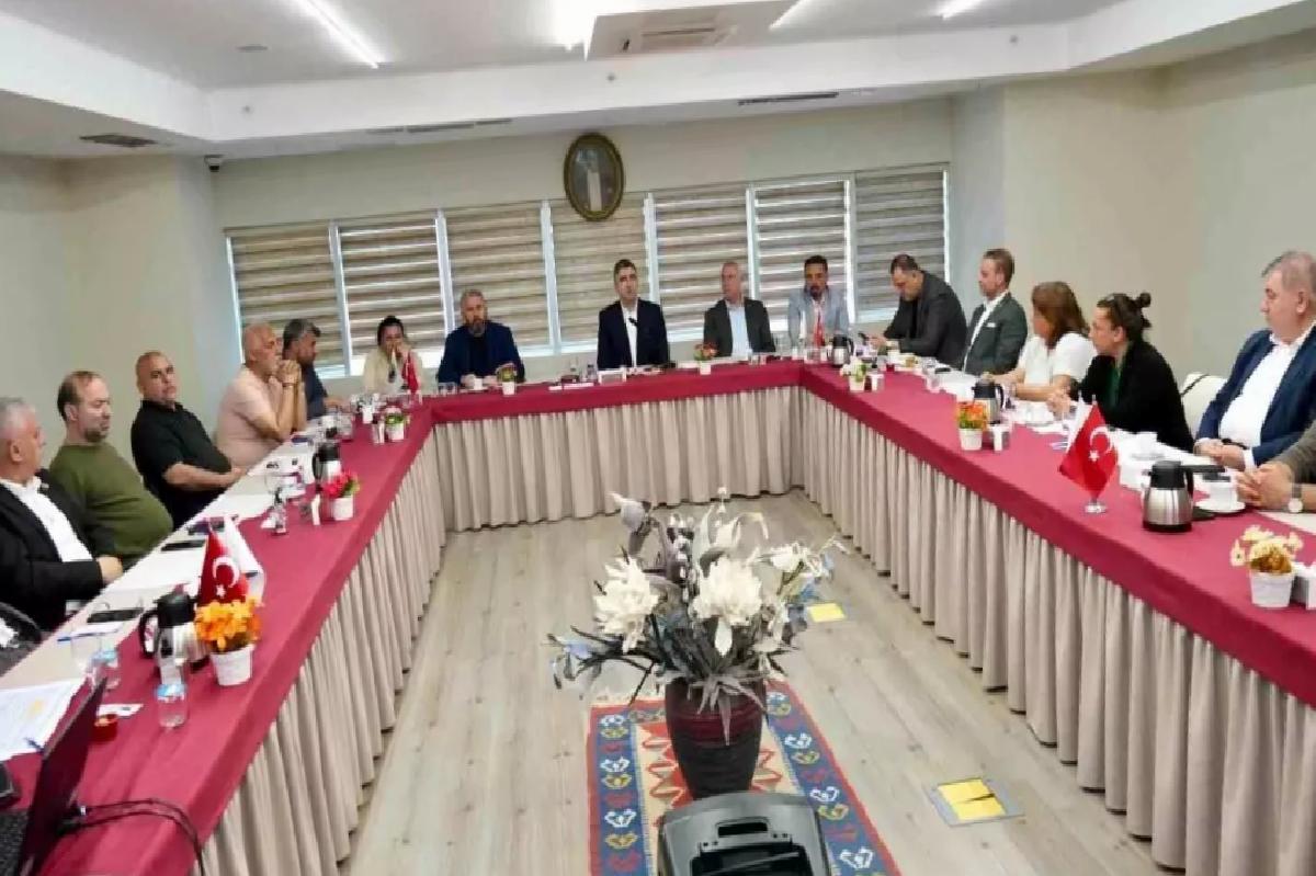 Kartal’da Muhtarlar Toplantısı: Kentsel Dönüşüm ve Zelzele Güvenliği Hususları Ele Alındı