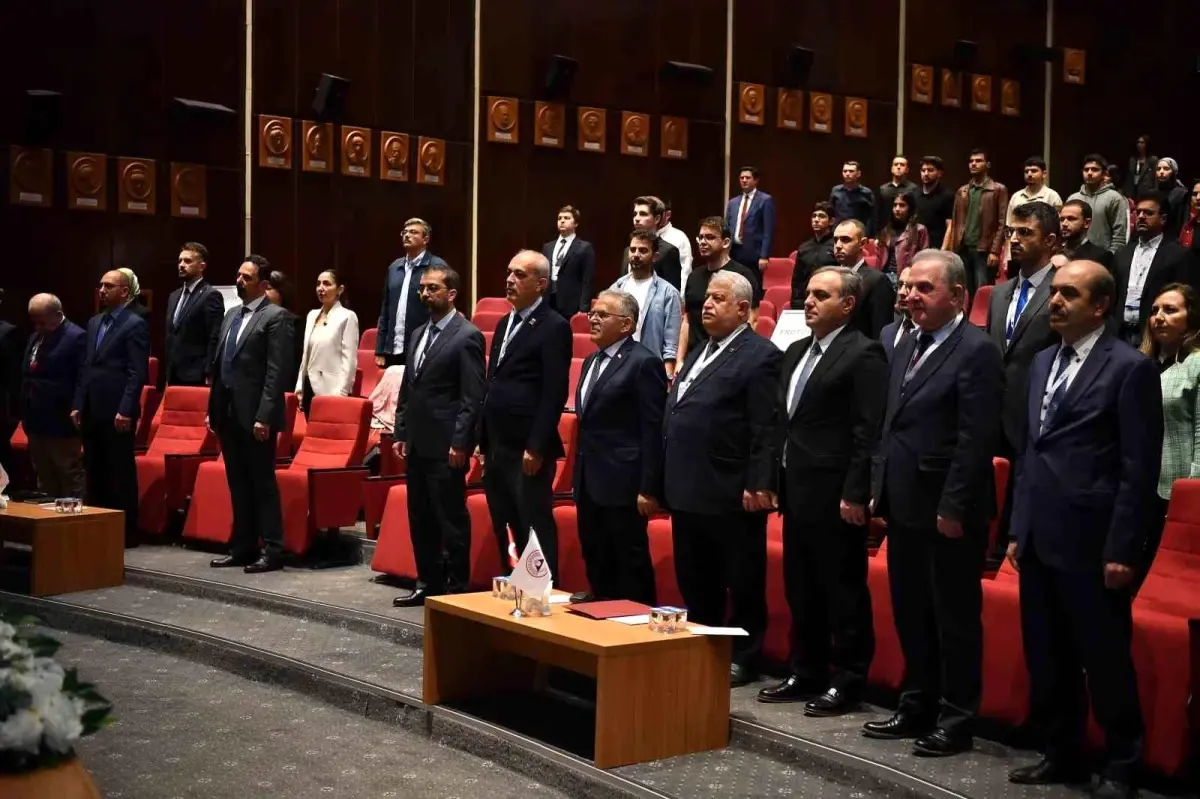 Kayseri Büyükşehir Belediye Başkanı Büyükkılıç, Yapay Zeka ve Dijitalleşme Sempozyumu’nda Konuştu