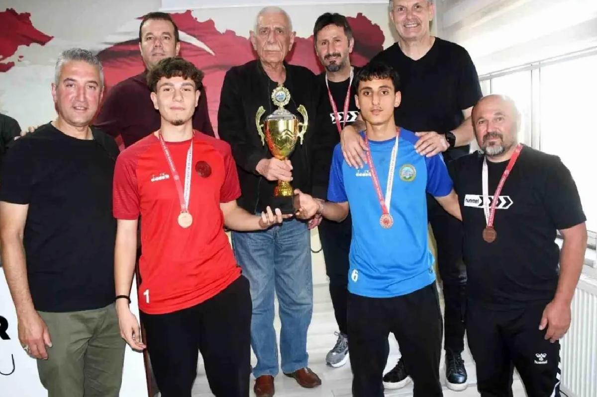 Kayseri Süper U-18 Ligi Şampiyonları Mükafatlarını Aldı