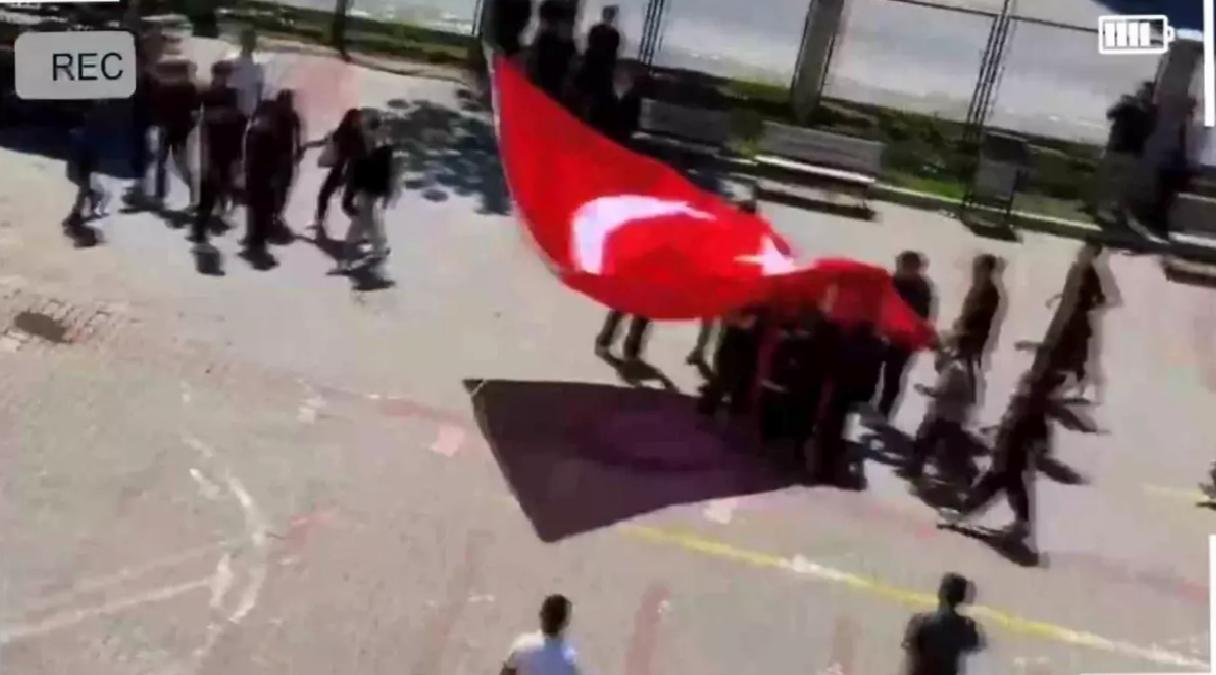 Kayseri’de Öğrenciler Yere Düşen Türk Bayrağını Yakalayarak Alkış Topladı