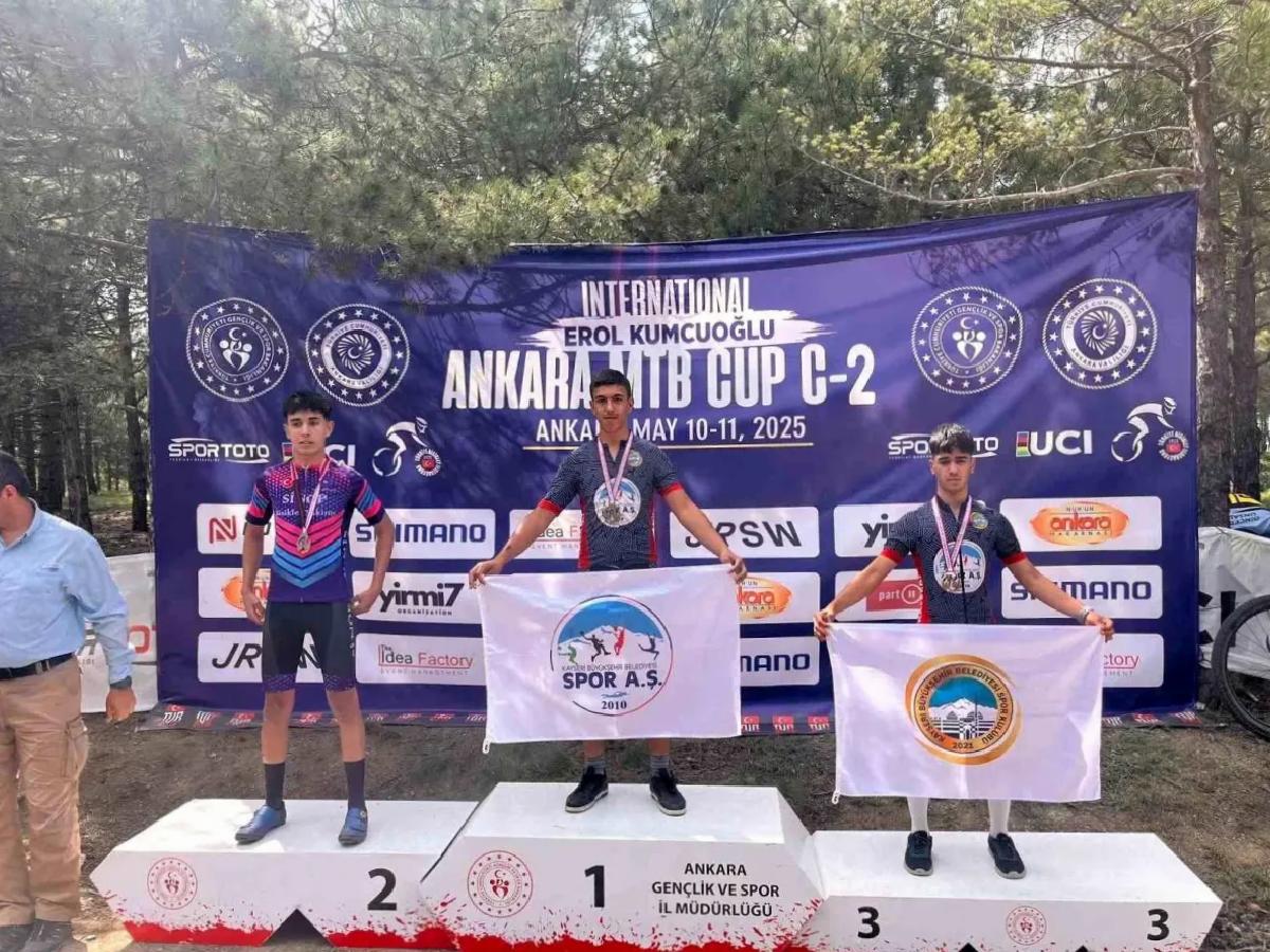 Kayserili Bisikletçiler Ankara MTB Cup’ta Altın ve Bronz Madalya Kazandı
