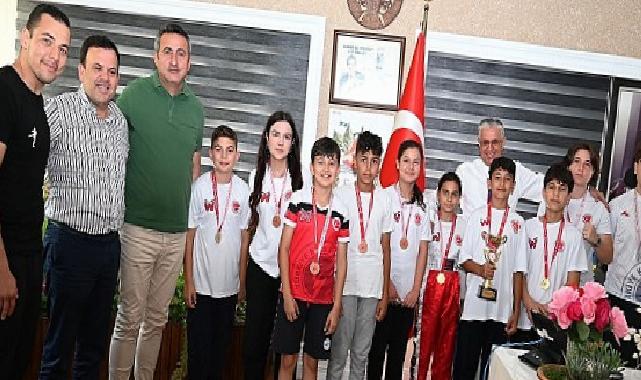 Kick Boks atletleri muvaffakiyetlerini Lider Topaloğlu ile paylaştı